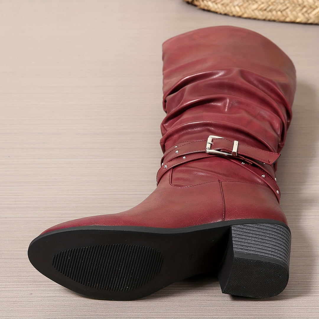 Stivali alti neri da donna arricciati al ginocchio, con tacco a blocco e fibbia. Calzature moda autunno-inverno.