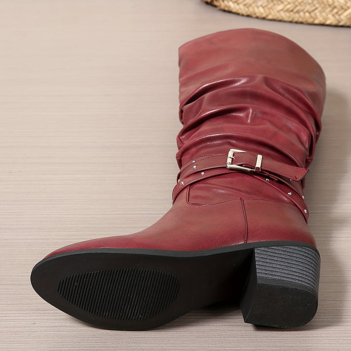 Stivali alti neri da donna arricciati al ginocchio, con tacco a blocco e fibbia. Calzature moda autunno-inverno.