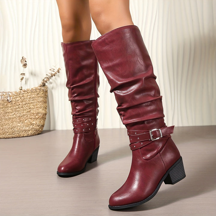Stivali neri da donna, alti al ginocchio, con tacco a blocco e fibbia, design arricciato. Moda autunnale chic.