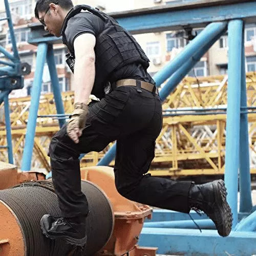 Dettaglio cintura pantaloni cargo uomo, regolabile e confortevole per attività outdoor.