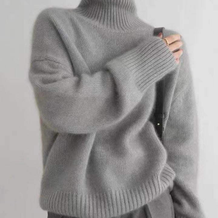 Elegante maglione dolcevita donna in camello, spesso e caldo, ideale per l'inverno. Look moda casual-chic.