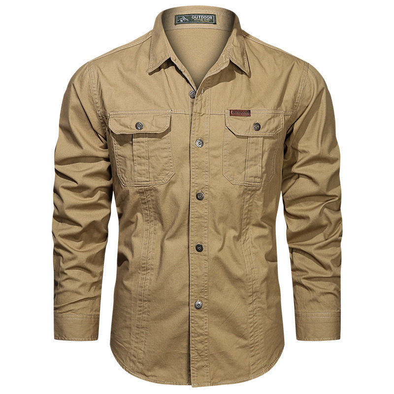 Primo piano camicia militare uomo: tessuto di qualità che assicura comfort e durata nel tempo.