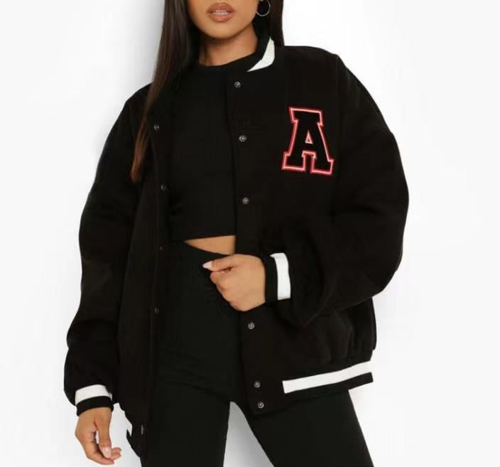 Capospalla invernale donna stile baseball con stampa lettering, versatile per autunno/inverno e moda casual.