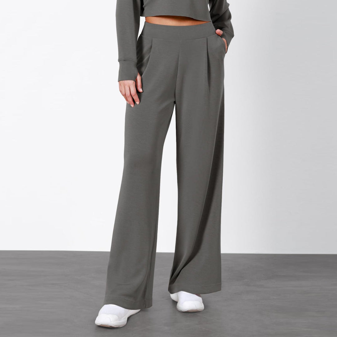 Pantaloni neri da donna a vita alta, gamba dritta con dettagli drappeggiati. Essenziali per l'ufficio.