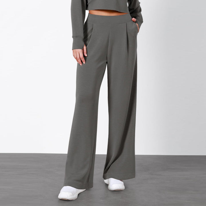 Pantaloni neri da donna a vita alta, gamba dritta con dettagli drappeggiati. Essenziali per l'ufficio.