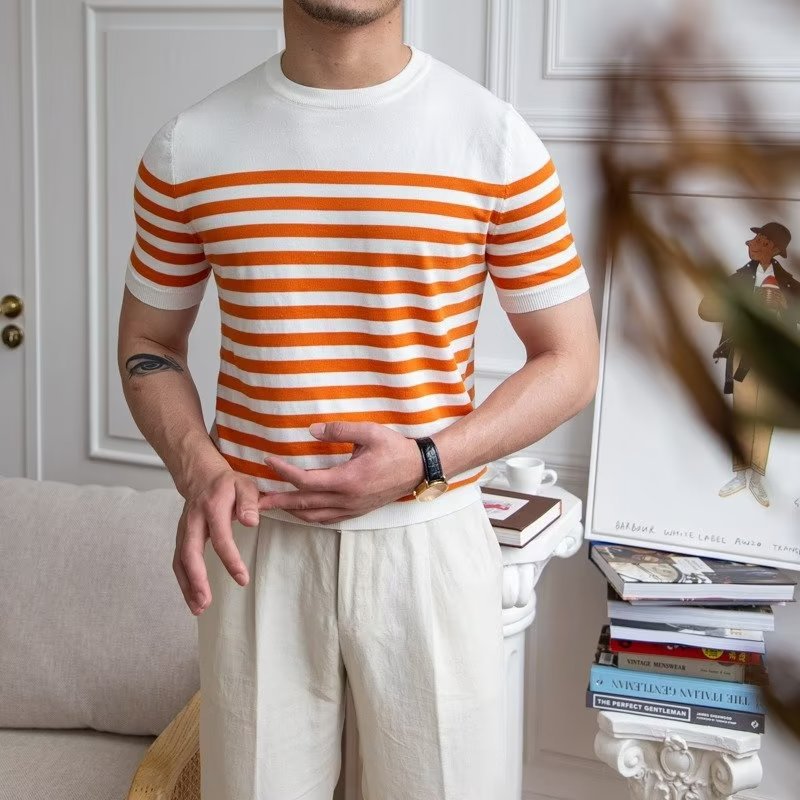 Maglietta uomo girocollo a righe, maniche corte, estiva. Perfetta per un look casual e di tendenza.