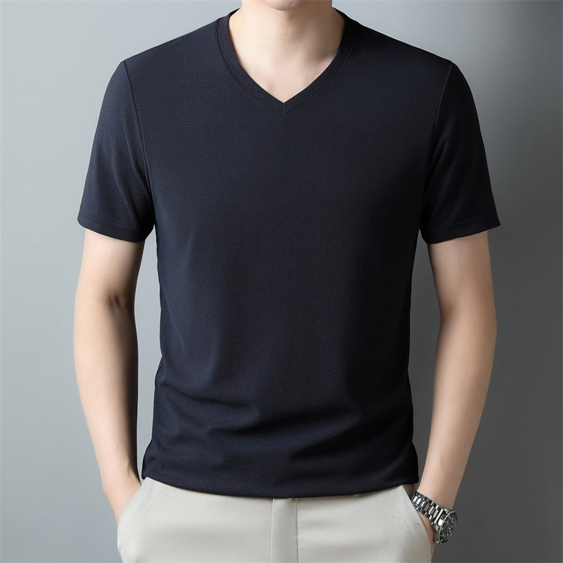 T-shirt uomo rossa, scollo V, maniche corte. Abbigliamento casual alla moda, vestibilità regolare, comfort estivo.