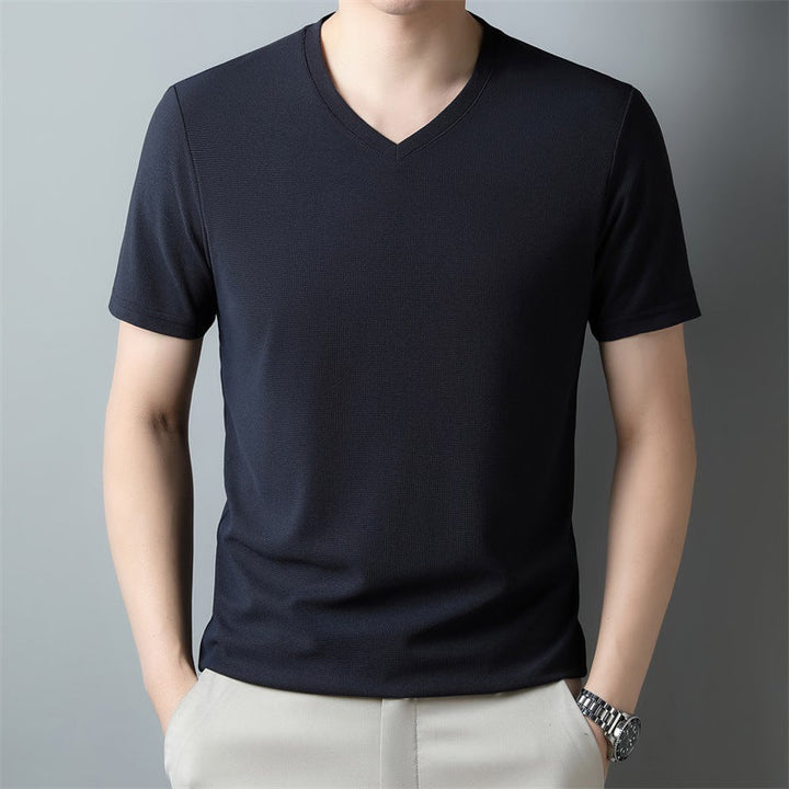 T-shirt uomo rossa, scollo V, maniche corte. Abbigliamento casual alla moda, vestibilità regolare, comfort estivo.
