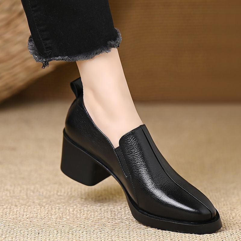 Décolleté donna slip-on con tacco grosso e punta quadrata. Calzature eleganti e versatili per ogni occasione moda.