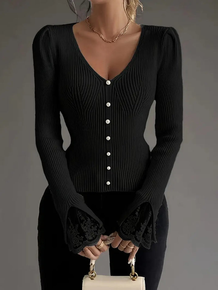 Maglione donna beige con texture a coste, scollo a V profondo. Look casual elegante, ideale per stagioni fredde.