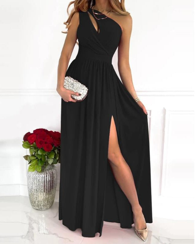 Elegante abito da sera nero monospalla con spacco laterale, perfetto per donna ad eventi formali e cocktail.