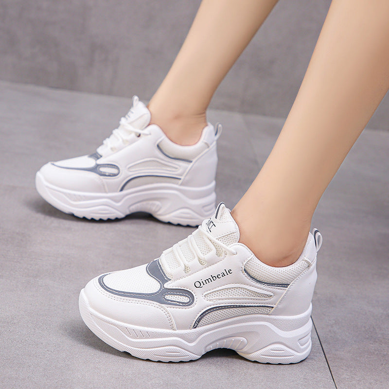 Scarpe moda donna chunky con zeppa. Calzature comode in bianco o nero, perfette per un tocco di eleganza casual.