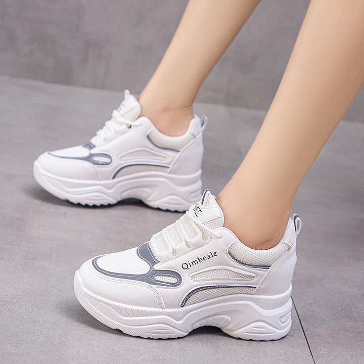 Scarpe moda donna chunky con zeppa. Calzature comode in bianco o nero, perfette per un tocco di eleganza casual.
