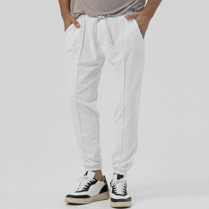 Tuta uomo vita media, design tapered, comfort elevato e look casual-sportivo per ogni giorno.