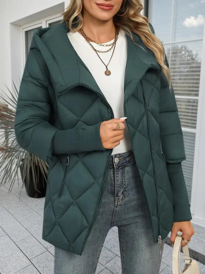 Capospalla donna invernale: giacca puffer patchwork con cappuccio. Perfetta per un look chic e caldo.
