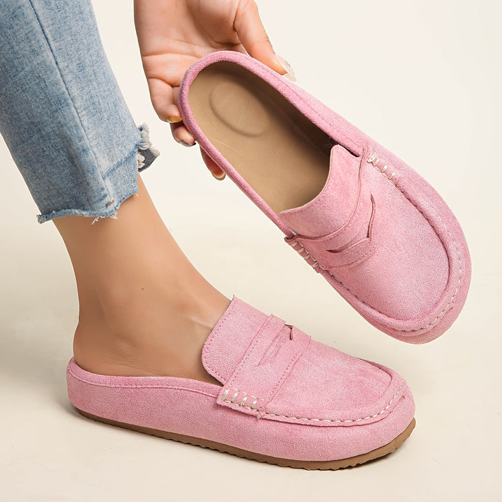 Sabot estivi da donna con plateau abbinati a un vestito leggero, simbolo di eleganza e comfort.