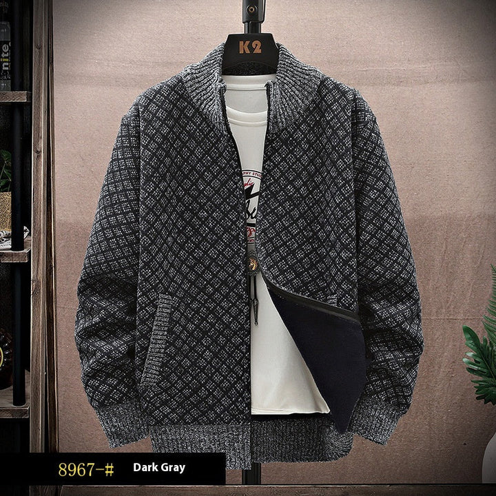 Outerwear maschile invernale elegante con zip, un capo chiave per la moda uomo.