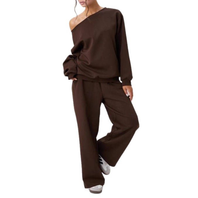 Completo donna chic-sportivo, set due pezzi con top spalle scoperte e pantaloni ampi per un outfit versatile.