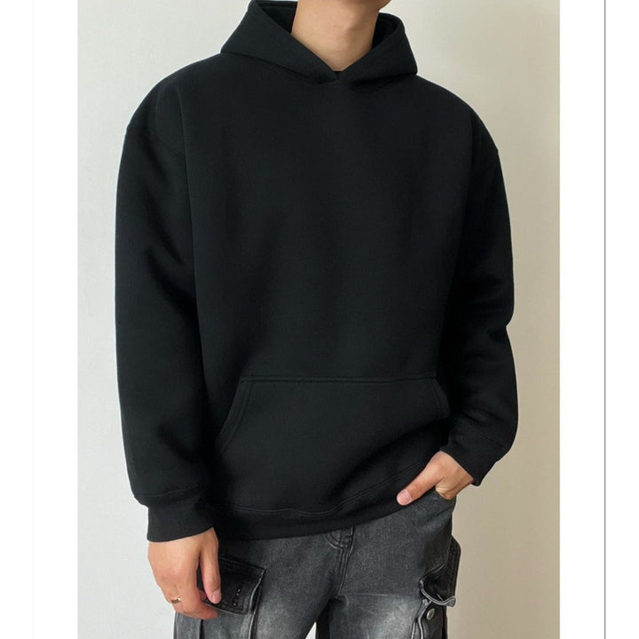 Pullover uomo casual con cappuccio, design a vestibilità ampia. Perfetto per uno stile rilassato e alla moda.