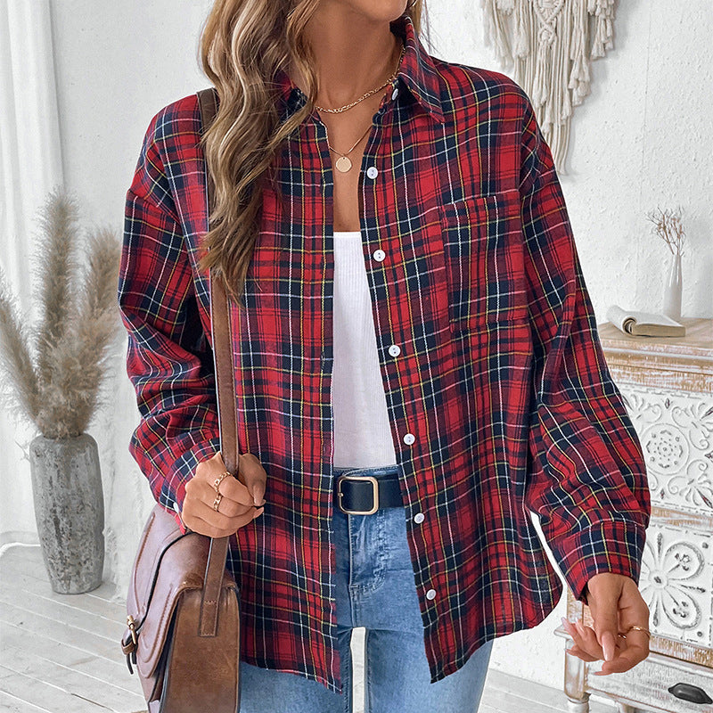 Moderna giacca camicia a quadri da donna, perfetta per un look autunnale/invernale comodo e di tendenza.