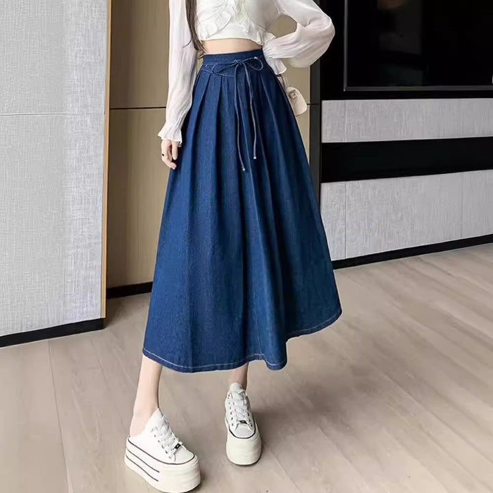 Elegante gonna midi donna blu a vita alta e pieghe. Silhouette ad A versatile, per look sofisticati o casual chic.
