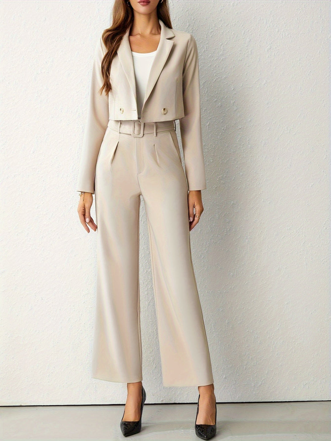Elegante completo donna beige, composto da blazer strutturato e pantaloni. Ideale per un look sofisticato.