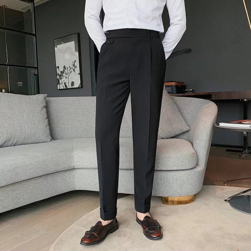 Pantaloni uomo eleganti slim fit a gamba dritta. Ideali per un look smart-casual tutto l'anno.