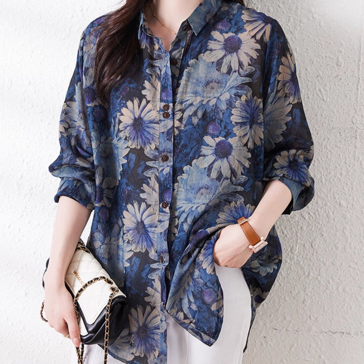 Camicia plus size da donna con stampa vivace, collo a revers e manica lunga. Un capo versatile per ogni occasione.