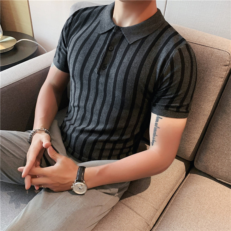 Uomo indossa polo a righe larghe e maniche corte, look estivo casual e confortevole.