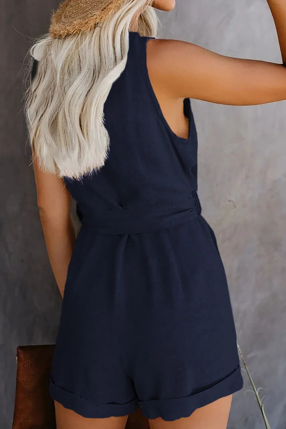 Tuta corta donna, l'essenza della comodità estiva con un tocco di stile unico.