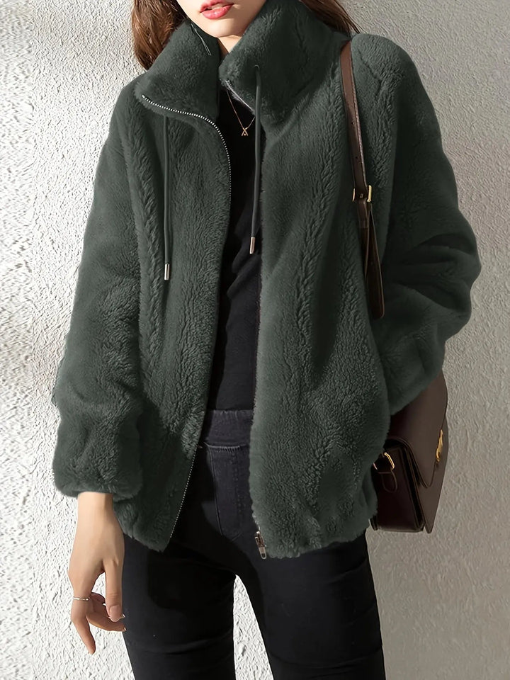 Giacca invernale da donna in pile, calda e confortevole per le giornate fredde. Stile casual e versatile.