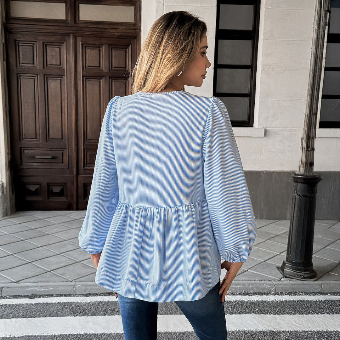 Camicia elegante a righe per donna, con dettaglio nodo frontale. Disponibile in verde chiaro e rosa, ideale per un tocco chic.