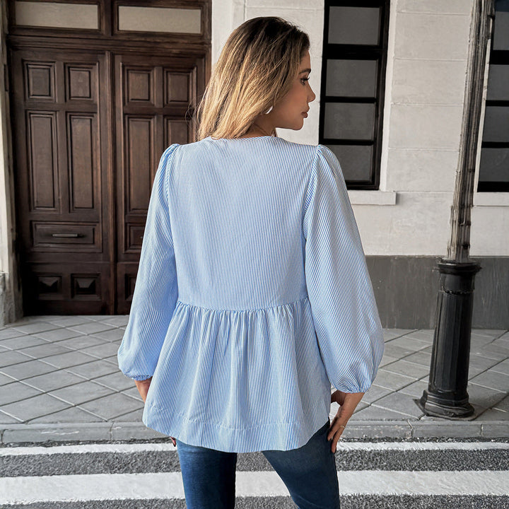Camicia elegante a righe per donna, con dettaglio nodo frontale. Disponibile in verde chiaro e rosa, ideale per un tocco chic.
