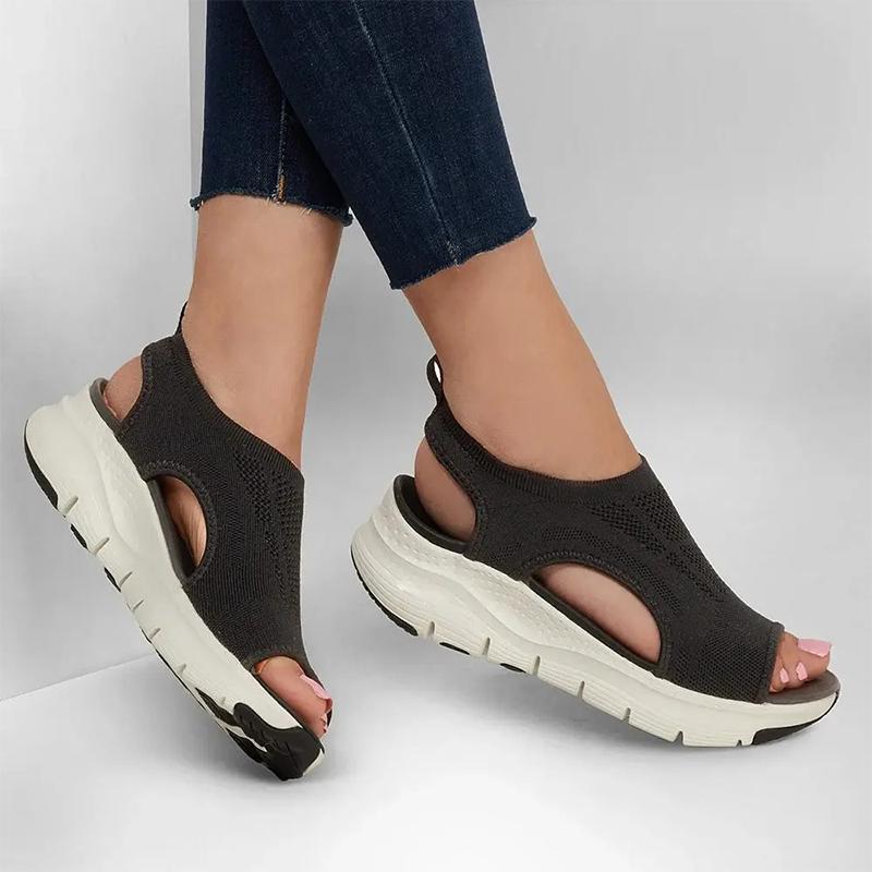 Sandali slip-on donna estivi, alla moda. Comfort ideale per la spiaggia e giornate estive.
