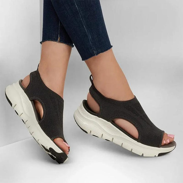 Sandali slip-on donna estivi, alla moda. Comfort ideale per la spiaggia e giornate estive.