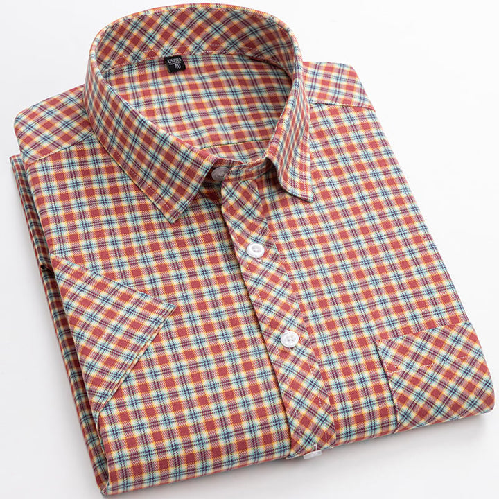 Camicia scozzese uomo maniche corte vista frontale. Stile casual con bottoni per outfit estivi.