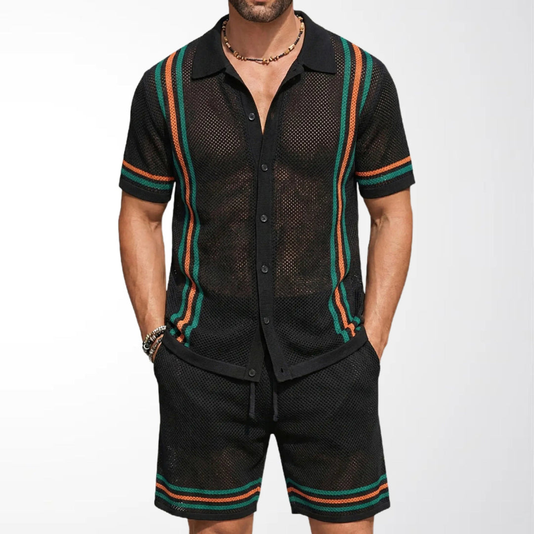 Set coordinato uomo nero con polo a maniche corte traforata e pantaloncini, perfetto per abbigliamento estivo e comfort.