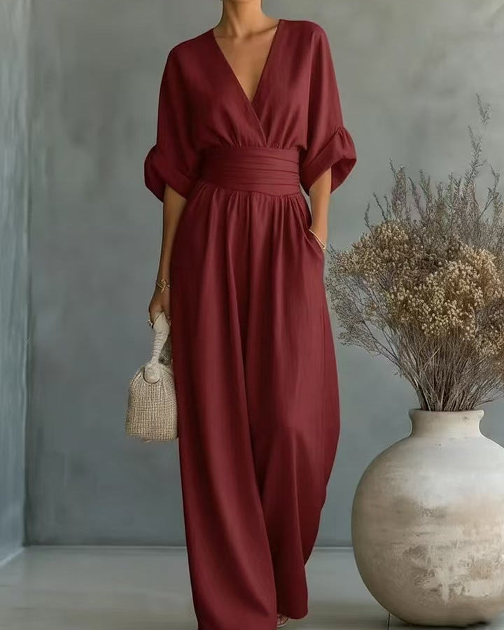 Tuta femminile elegante con scollo a V e vita alta. Adatta per look da ufficio, eventi o occasioni speciali.