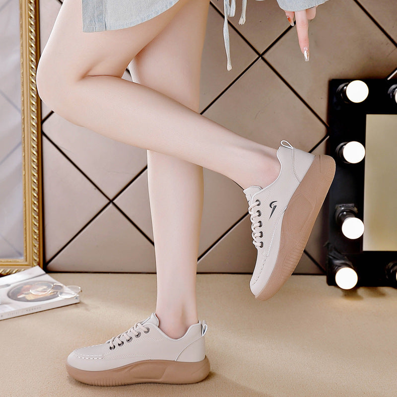 Dettaglio décolleté donna con punta affusolata e tacco basso, scarpe eleganti che uniscono moda e comfort.