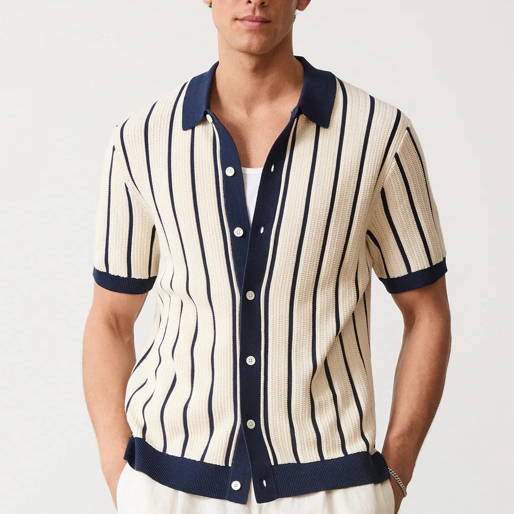 Polo uomo elegante a maniche corte bianca con moderno dettaglio asimmetrico. Perfetta per look casual e smart casual.
