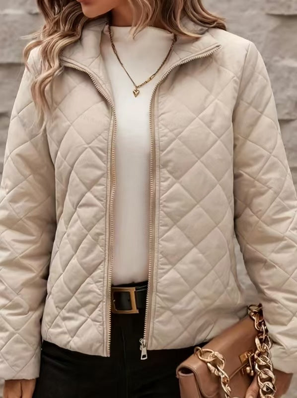 Cappotto donna con motivo a diamante. Vestibilità comoda, stile elegante/casual. Capospalla autunnale versatile.