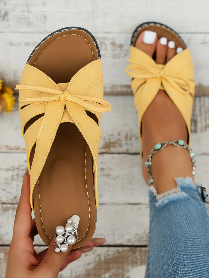 Sandali donna estivi eleganti con fiocco decorativo, perfetti per look casual e chic. Comode ciabatte aperte alla moda.