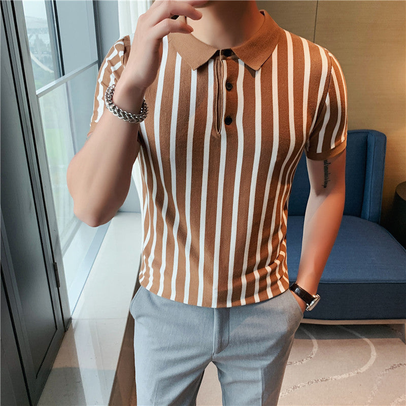 Polo uomo casual versatile a maniche corte con righe, perfetta per l'abbigliamento estivo.