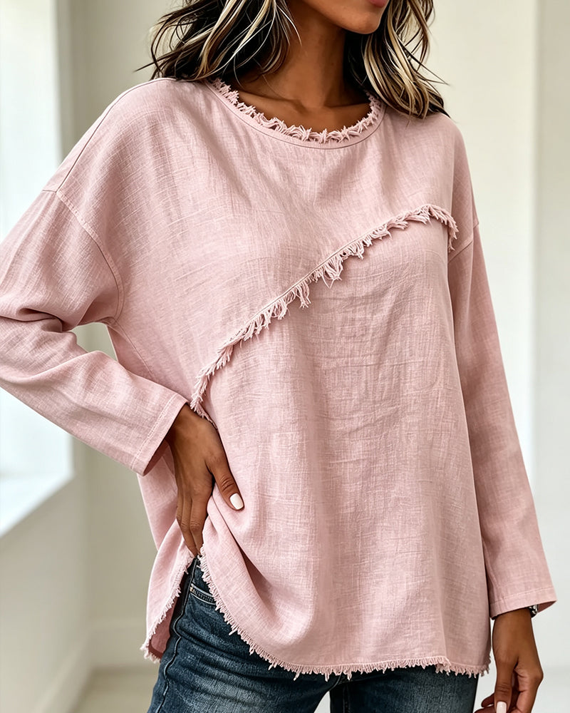 Elegante blusa donna asimmetrica rosa cipria con maniche lunghe e frange, per un tocco moderno e raffinato.