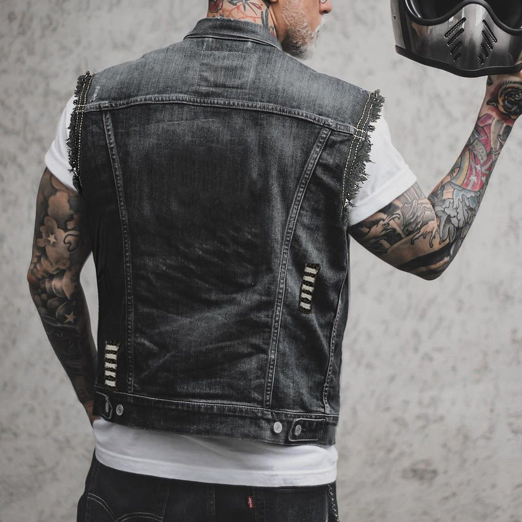 Gilet nero da uomo con colletto revers, ideale per un look casual autunnale. Capo versatile per moda urbana.