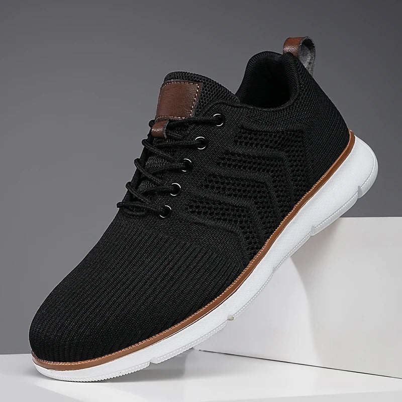 Sneakers casual uomo nere con suola ammortizzata, perfette per lunghe passeggiate.