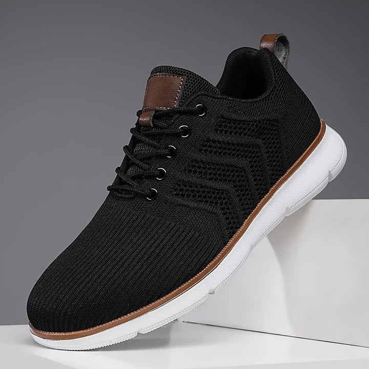 Sneakers casual uomo nere con suola ammortizzata, perfette per lunghe passeggiate.
