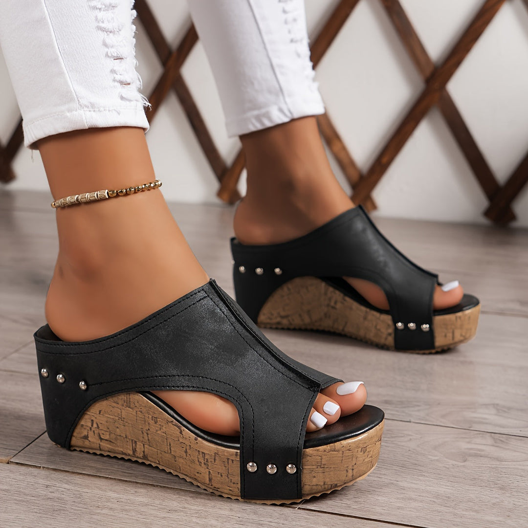 Sandali donna eleganti Alessia con zeppa, perfetti per un look estivo chic e raffinato.