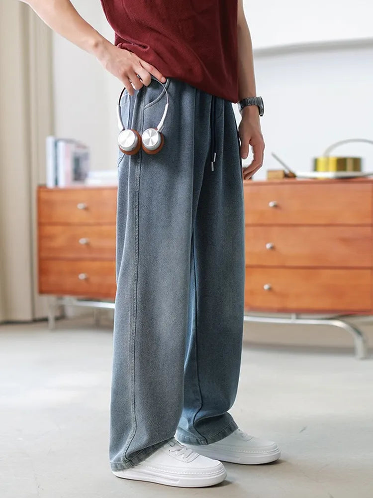 Jeans uomo dritti e lavati, taglio loose fit. Design casual per comfort massimo in blu cielo o nero.