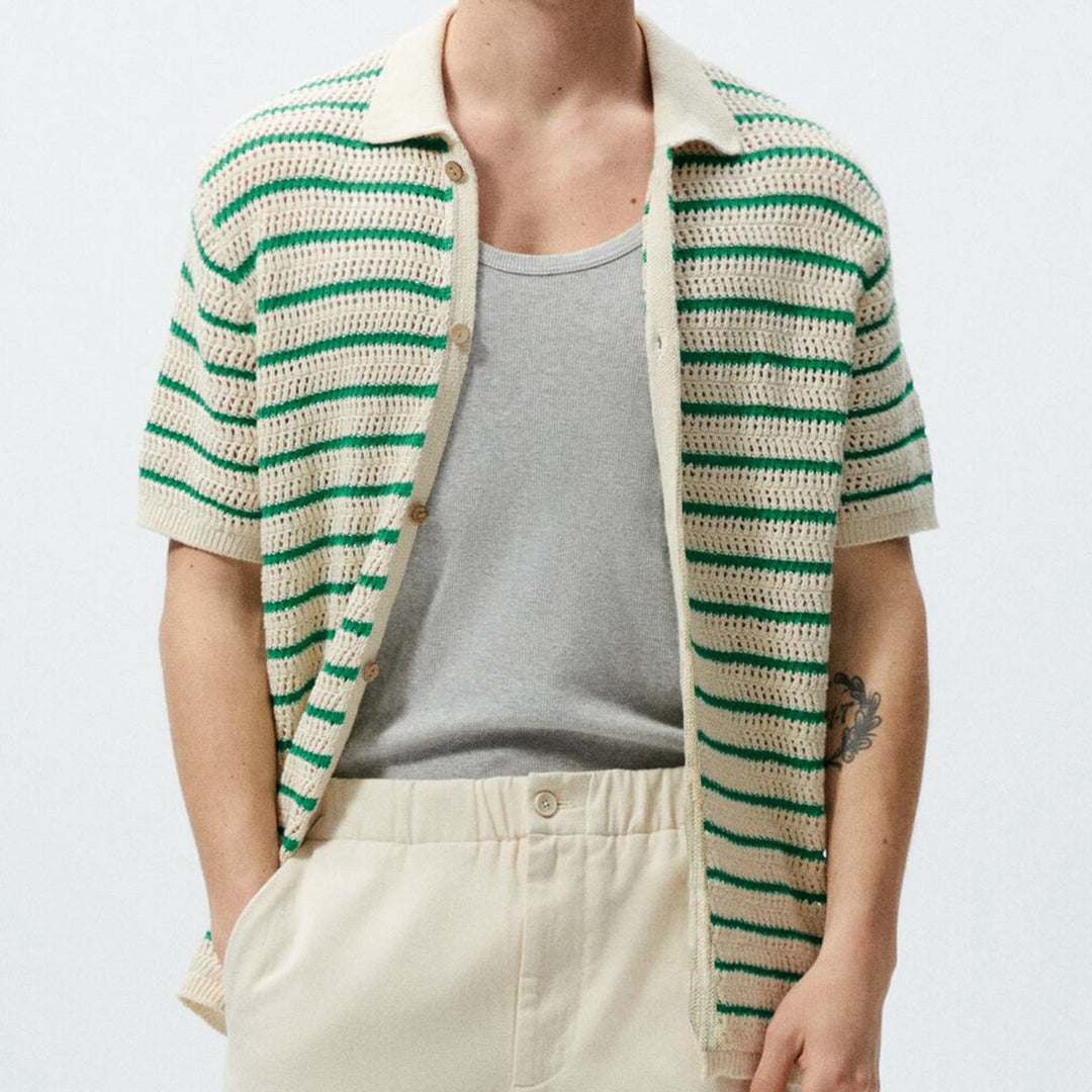 Maglietta polo cardigan uomo estiva a righe, maniche corte. Design moderno con bottoni, per outfit versatili.